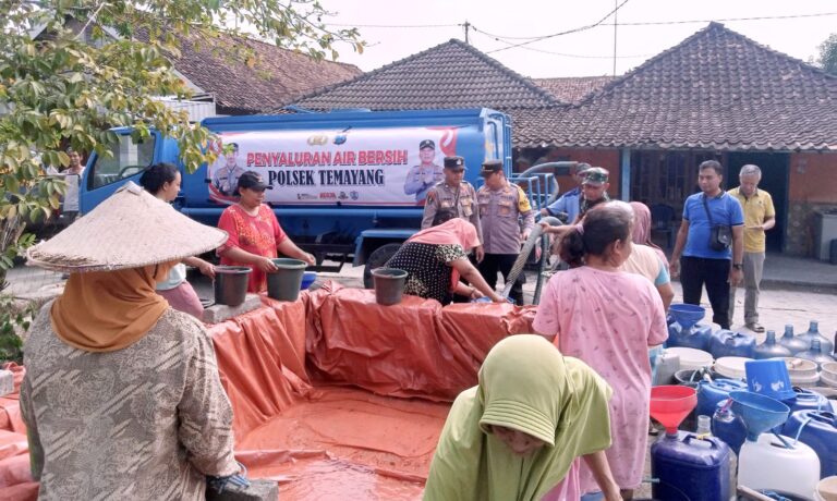 Polisi Salurkan Air Bersih Untuk Warga Desa yang Kekeringan di Bojonegoro
