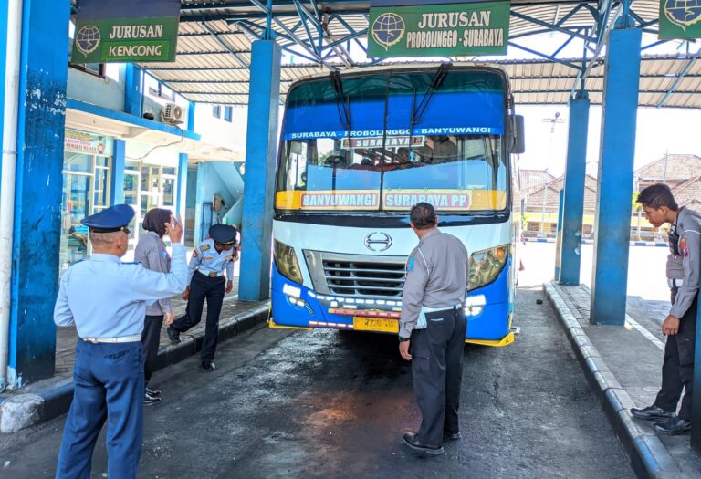 Operasi Patuh Semeru 2024 Polres Lumajang Gelar Sosialisasi Tertib Lalin di Terminal Menak Koncar