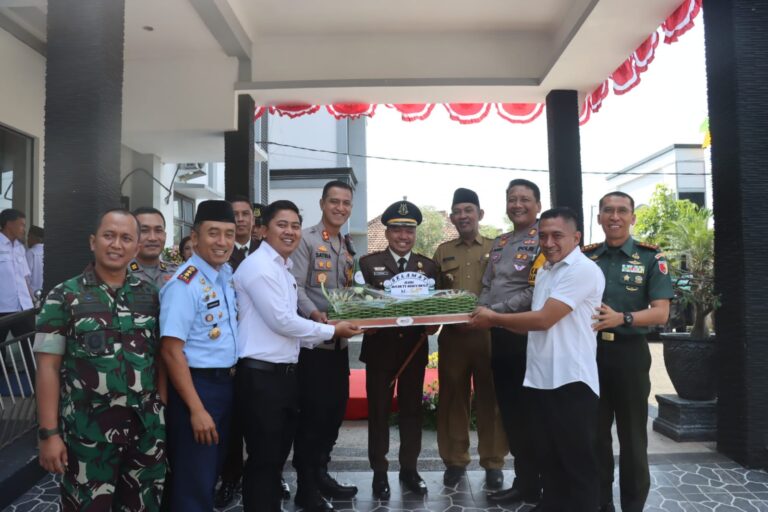 Soliditas Penegak Hukum Polres Magetan Kirim Tumpeng ke Kejari di Hari Bhakti Adhyaksa ke-64