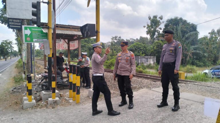 Cegah Laka, Polisi Edukasi Relawan Perlintasan KA Tanpa Palang Pintu di Tulungagung