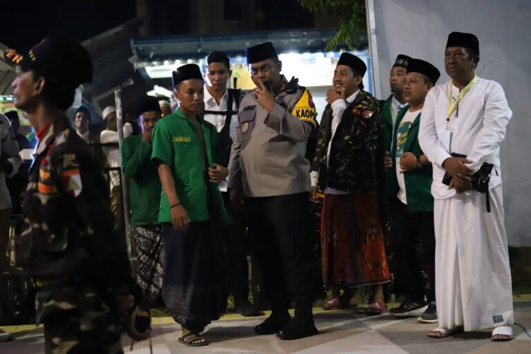 Polisi Lakukakan Pengamanan, Gresik Bersholawat di Pulau Bawean Berjalan Kondusif