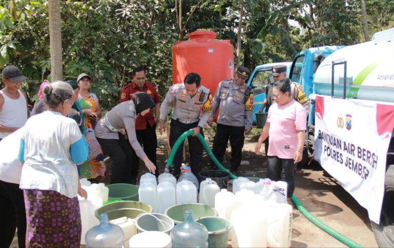 Musim Kemarau Polres Jember Distribusikan Bantuan Air Bersih Untuk Warga Desa Plalangan