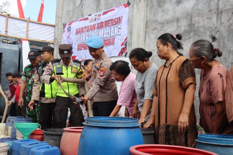 Polres Lumajang Kerahkan Water Cannon Droping Air Bersih untuk Warga