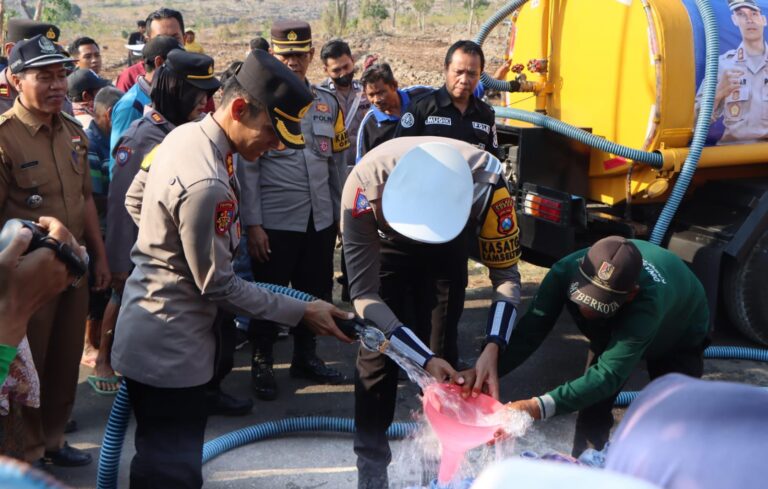 Polres Tuban Kembali Distribusikan Air Bersih Bantu Warga di Musim Kemarau