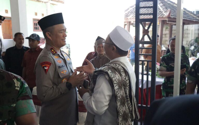 Jelang Pilkada Serentak 2024 Kapolda Jatim Kunjungi Tokoh Ulama dan Pengasuh Ponpes di Sampang