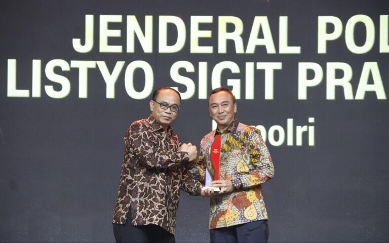 Kapolri Raih Penghargaan Extraordinary Dedication of Patriotism