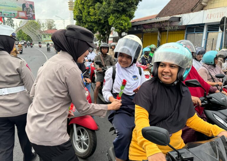 Sambut Hari Jadi ke-76 Polwan Polres Lumajang Gelar Aksi Simpatik Sosialisasikan Kamseltibcarlantas