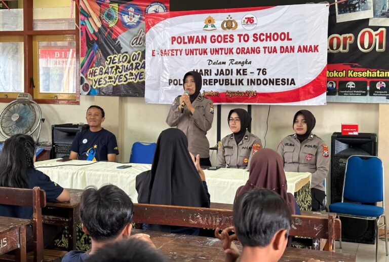 Cegah Tangkal Hoax dan Bullying Polwan Polres Jember Beri Edukasi Pelajar di Sekolah