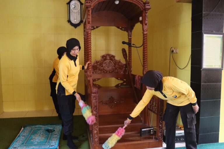 Sambut Hari Jadi ke-76, Polwan Polres Pamekasan Gelar Kerja Bakti Religi dan Bakti Sosial