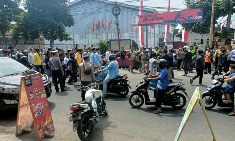 Polisi Pertebal Pengamanan di Kantor KPU, Pendaftaran Paslon Pilkada di Tulungagung Berlangsung Kondusif