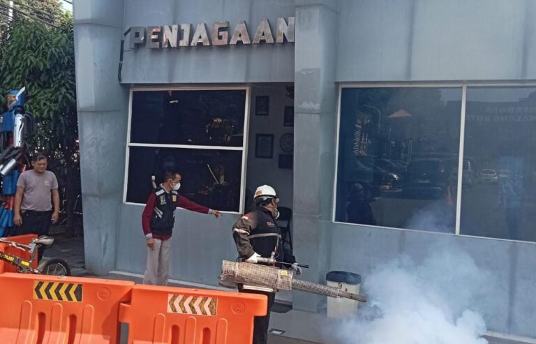 Dokkes Polresta Malang Kota Fogging, Antisipasi Penyakit Demi Pengamanan Maksimal Pilkada 2024