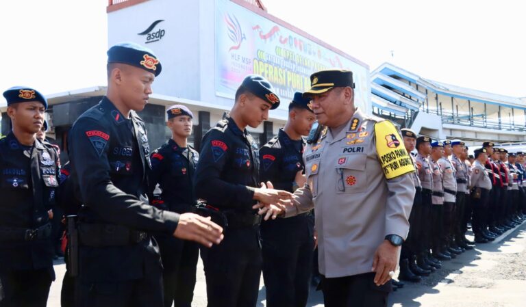 Karoops Polda Jatim Pimpin Apel Gelar Pasukan di Pelabuhan Ketapang Pastikan Kesiapan Pengamanan KTT IAF II 2024 dan HLF-MSP