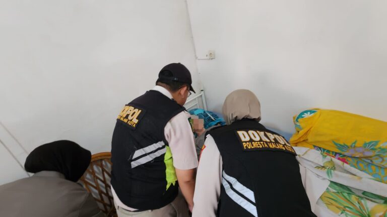 Dokkes Polresta Malang Kota Periksa Kesehatan Lansia Eks WNA dan Mengawal ke Panti Jompo