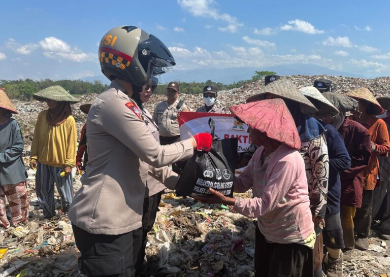 Peringati Hari Jadi ke-76 Polwan Polres Jember Salurkan Bantuan Sosial di TPA