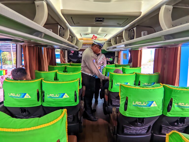 Sukseskan KTT IAF di Bali Personel Gabungan Polres Lumajang Patroli KRYD di Terminal Minak Koncar