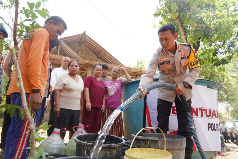 Droping Air Bersih di Desa Dayakan Polres Ponorogo Akan Bangun Sumur Bor Lagi