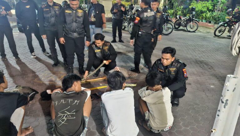 Polisi dan Warga Amankan Lima Orang Anggota Gengster di Pasar Kembang Surabaya