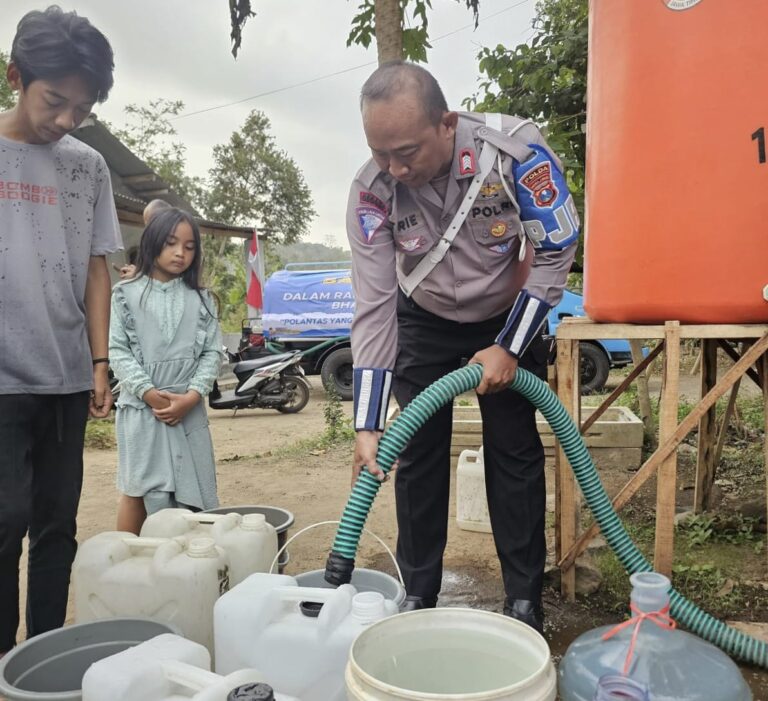 Peringati Harlantas Bhayangkara ke-69, Ditlantas Polda Jatim Salurkan Air Bersih untuk Warga Terdampak Kemarau