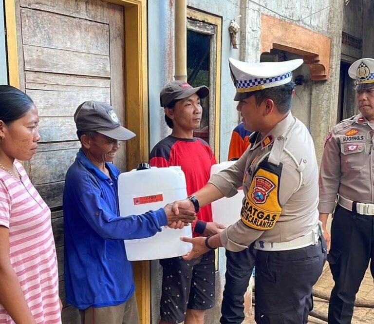 Harlantas Bhayangkara ke-69 Polres Probolinggo Gelar Baksos Salurkan Air Bersih ke Desa Branggah Lumbang