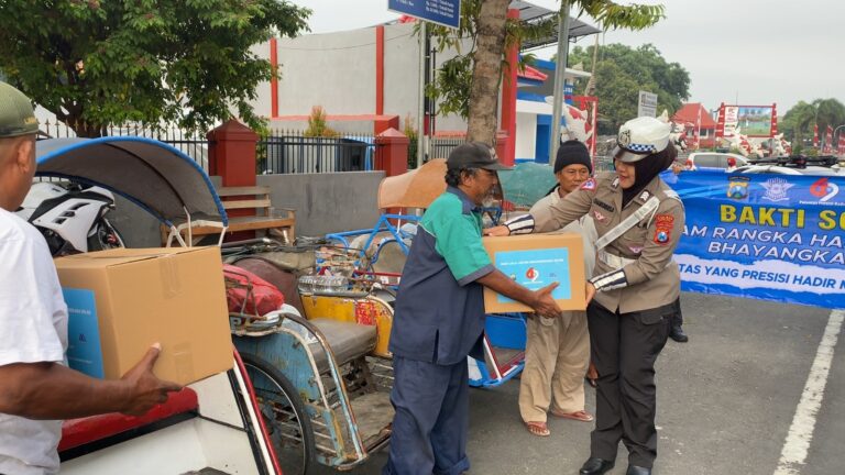 Peringati Hari Lalu Lintas Bhayangkara, Polres Kota Blitar Berbagi Bantuan Sosial