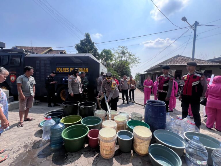 Polres Pasuruan Distribusikan Bantuan Air Bersih untuk Warga Terdampak Kemarau Panjang