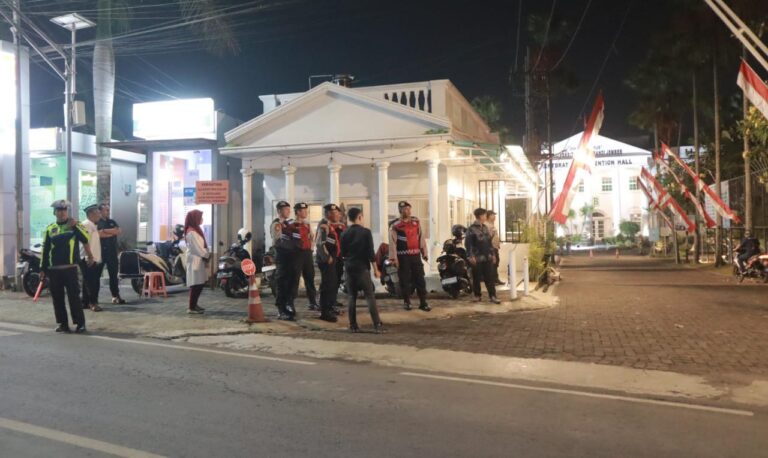 Ratusan Polisi Lakukan Pengamanan, Penetapan Nomor Urut Paslon Pilkada 2024 di Jember Berjalan Kondusif