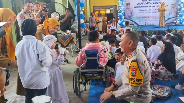 Peduli Disabilitas, Polres Bondowoso Peringati Harlantas Bhayangkara ke-69 di SDLB