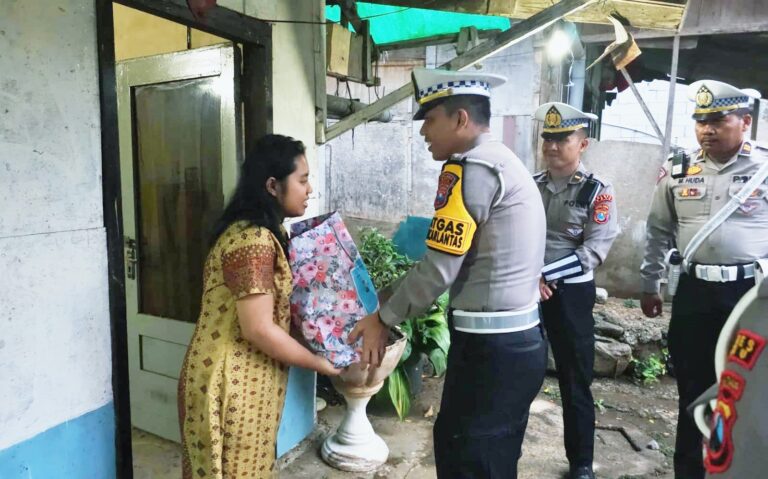 Hari Lalu lintas Bhayangkara ke-69, Polres Batu Salurkan Bantuan Sosial untuk Warga Kurang Mampu