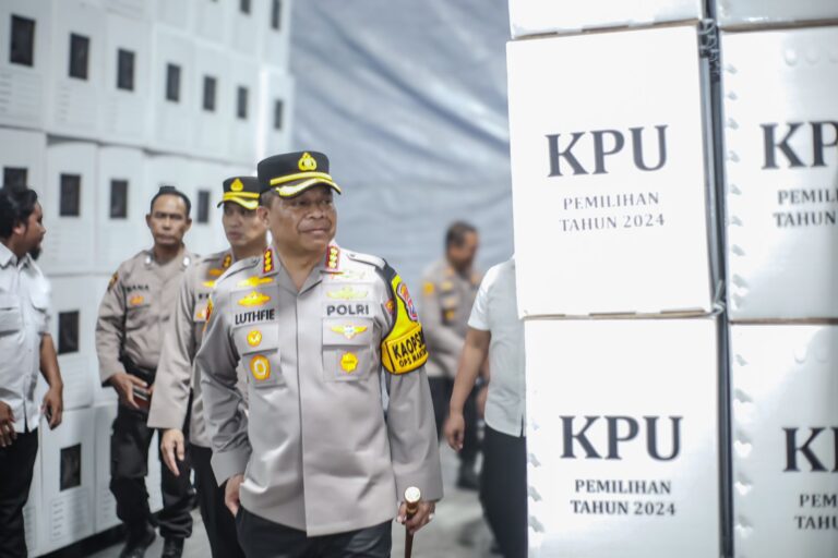 Kapolrestabes Surabaya Pastikan Keamanan dan Kesiapan Pilkada 2024, Cek Gudang Logistik KPU