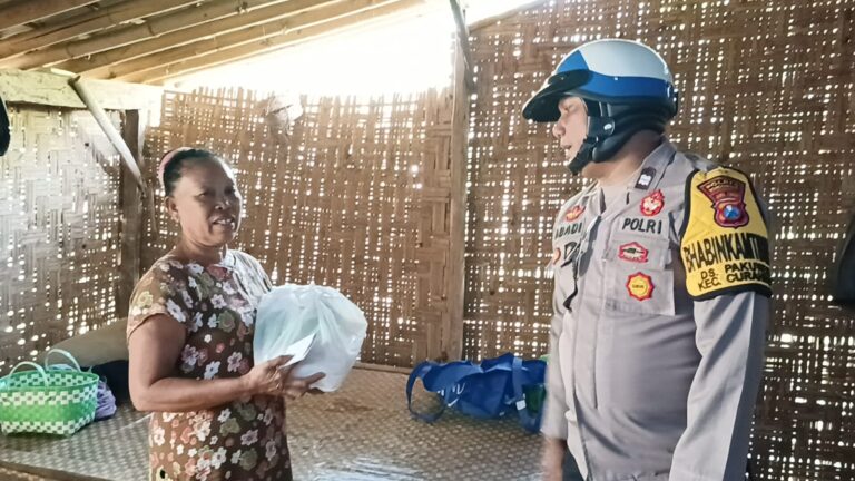 Polisi Peduli, Pak Bhabin Berbagi Sembako untuk Warga Kurang Mampu di Bondowoso