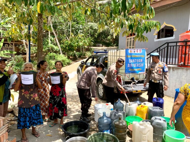 Tak Hanya Distribusikan Air Bersih, Patroli Genthong Polisi Juga Berbagi Ember Gratis di Trenggalek