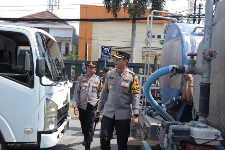 HKGB ke 72 Bhayangkari Polres Lamongan Dropping 107.000 Liter Bantuan Air Bersih