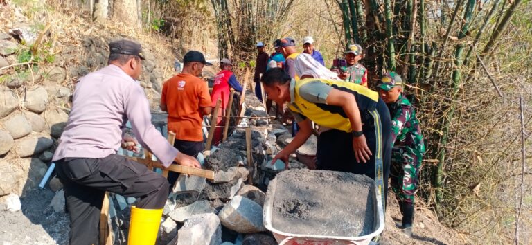 Sinergitas Polres Ponorogo bersama TNI dan Warga Bersihkan Lingkungan Cegah Banjir