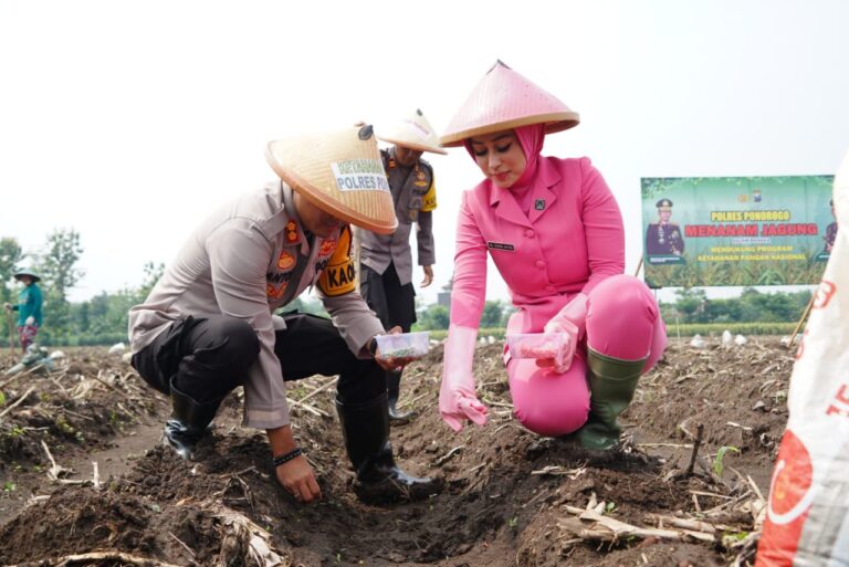 Gelorakan Swasembada Pangan, Polres Ponorogo Bersama Kelompok Tani Tanam Jagung Reog 234 Bhayangkara