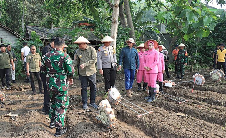 Wujudkan Ketahanan Pangan Mandiri, Polres Blitar Kota Bersama Masyarakat Tanam Jagung di Lahan Aset Polri