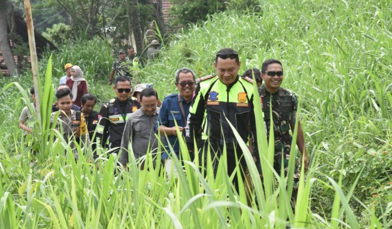 Kapolres Bondowoso Bersama Forkopimda Menembus Jalan Terjal, Pastikan Distribusi Logistik Pilkada di Lokasi Terpencil Aman
