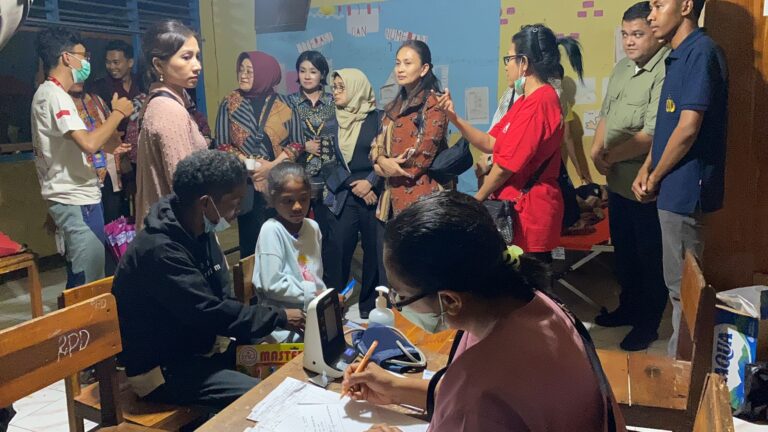 Ketum Bhayangkari Juliati Sigit Prabowo Hibur Pengungsi Korban Erupsi Gunung Lewotobi