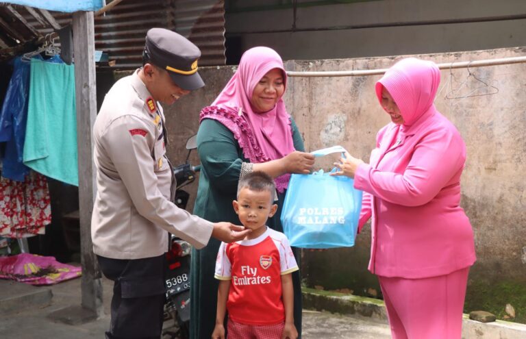 Polisi Peduli, Polres Malang Distribusikan Ratusan Paket Sembako untuk Warga Kurang Mampu