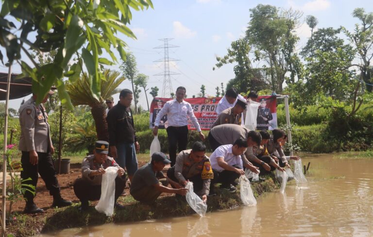 Warga Antusias Sambut Program Pekarangan Bergizi Polres Probolinggo Untuk Dukung Asta Cita