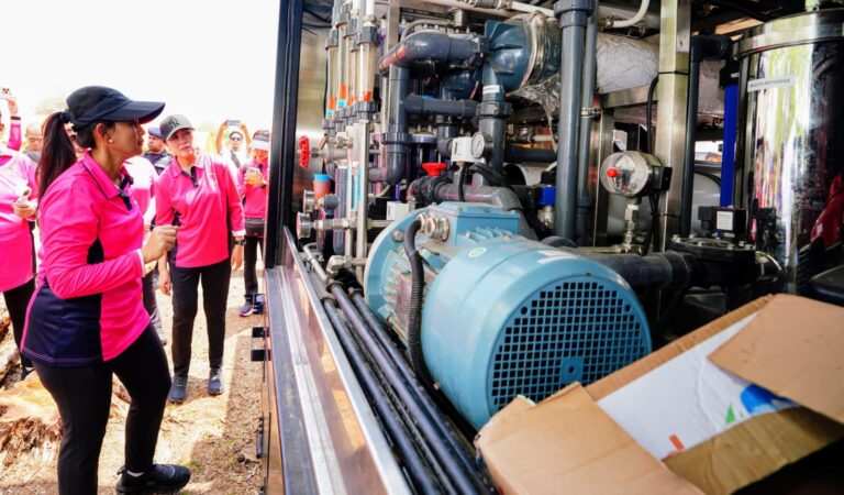 Ketua Umum Bhayangkari Tinjau Penyaluran Air Bersih bagi Pengungsi Erupsi Gunung Lewotobi di Posko Kobasoma