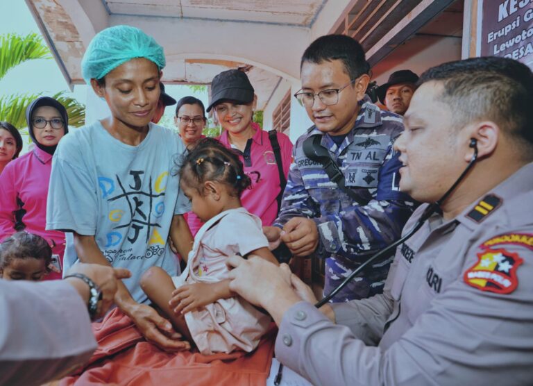 Ketum Bhayangkari Juliati Sigit Prabowo Tinjau Dua Posko Pengungsian Bencana Erupsi Gunung Lewotobi