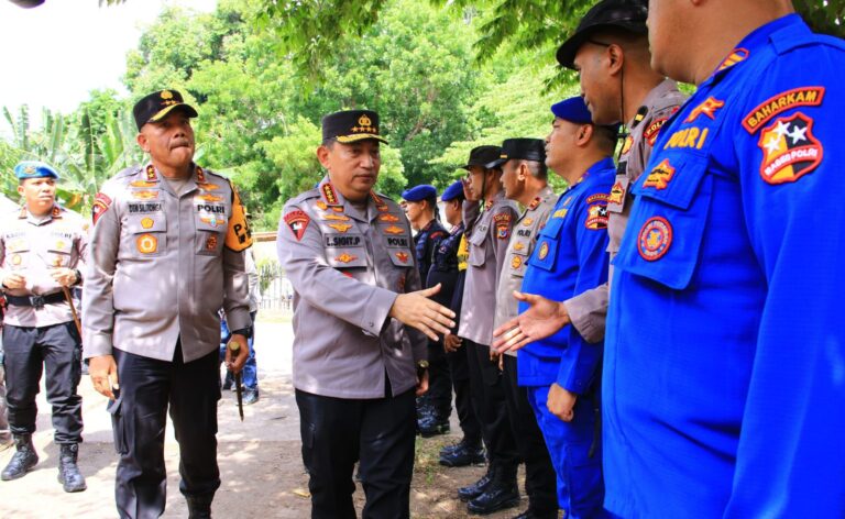 Kapolri Tinjau Posko Pengungsi Erupsi Gunung Lewotobi di NTT