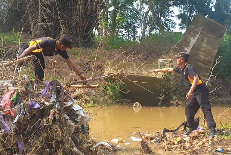 Kompak, Polres Ponorogo Bersama TNI dan Warga Bersihkan Sungai Cegah Banjir