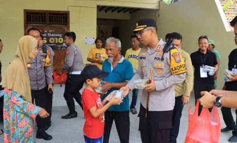 Cooling System Pungut Suara, Polres Ngawi Berbagi Makanan Sehat Gratis untuk Warga di TPS