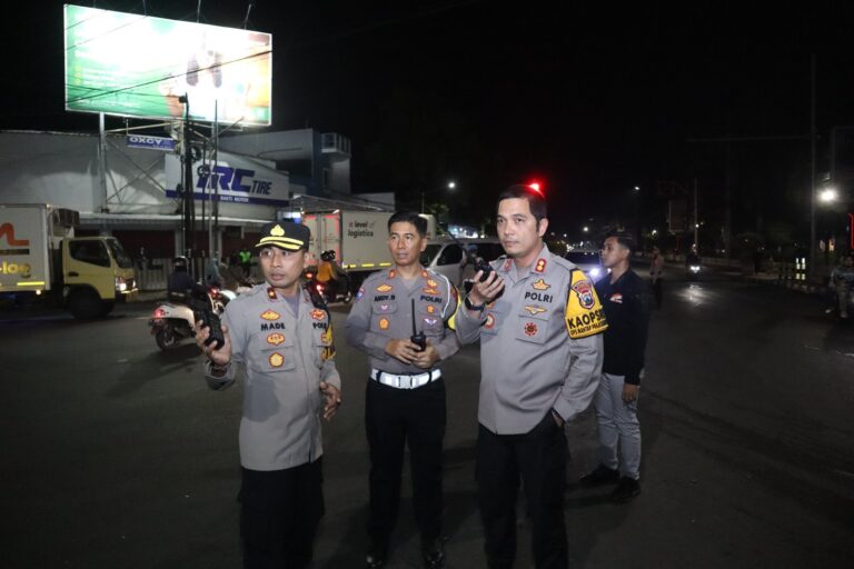 Polres Situbondo Bersama TNI Gelar Patroli Pasca Hasil Quick Count, Antisipasi Gesekan Antar Pendukung Paslon