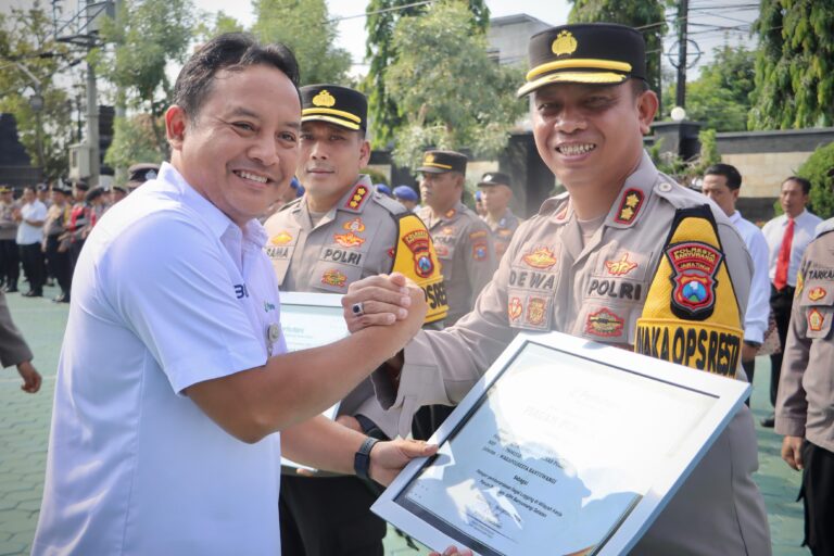 Perhutani Divre Jatim Beri Penghargaan Polresta Banyuwangi sebagai Pelopor Pemberantasan Illegal Logging