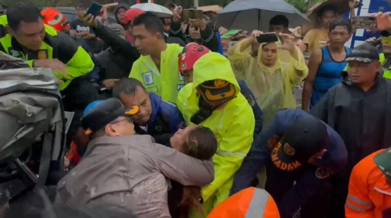Detik-detik Kapolres Purwakarta Evakuasi Korban Tabrakan Beruntun Tol Cipularang