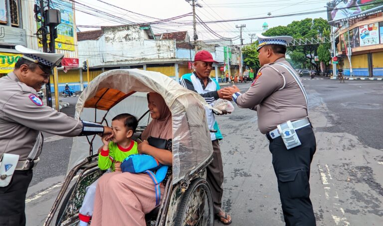 Jelang Nataru Polres Lumajang Beri Edukasi Masyarakat Tertib Lalu Lintas Sambil Berbagi Nasbung
