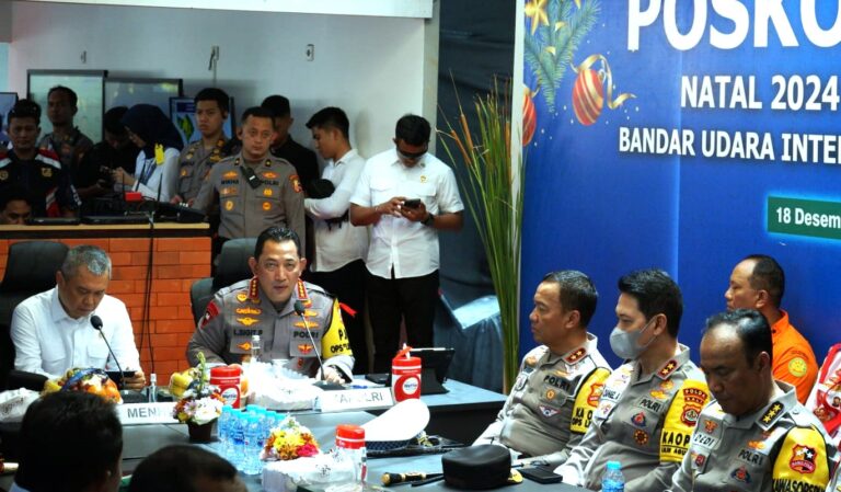 Kapolri & Panglima TNI Tinjau Posko Terpadu Operasi Lilin 2024 di Bandara I Gusti Ngurah Rai