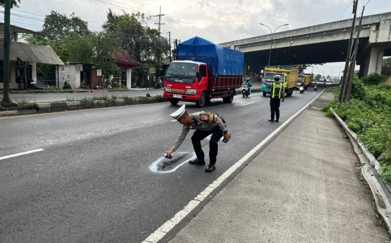 Jelang Nataru, Polres Pasuruan Mitigasi Jalur Surabaya-Malang, Tambal Jalan Berlubang